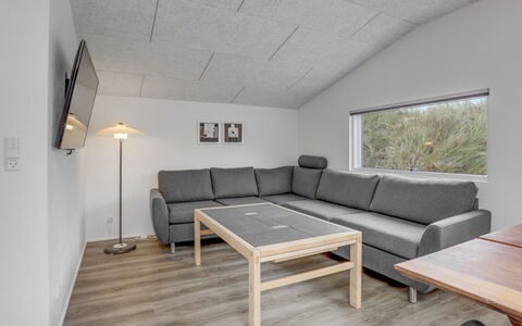 Eicke - 20M from the Sea: Bois, Sol, Plafond, Meubles, Design Intérieur, Sol, Canapé, Pièce, Salon