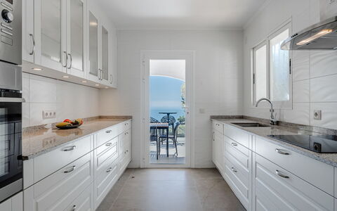 Preciados: Cuisine, Comptoir, Cabinetry, Sol, Meubles, Bois, Design Intérieur, Appareil De Cuisine, Sol, Tiroir