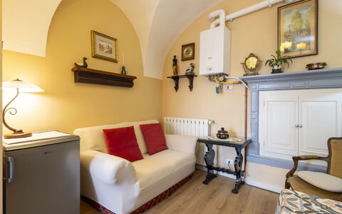 La Quiete: Meubles, Design Intérieur, Mur, Sol, Bois, Sol, Pièce, Salon, Canapé, Éclairage