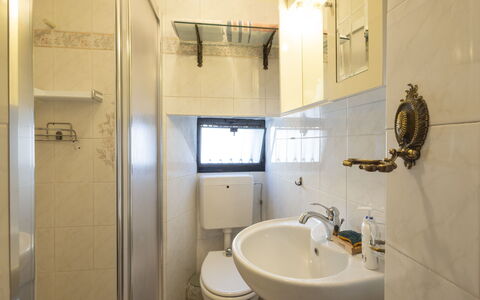 La Quiete: Luminaire Plomberie, Lavabo, Design Intérieur, Sol, Évier, Sol, Salle De Bains, Pièce, Robinet, Toilette