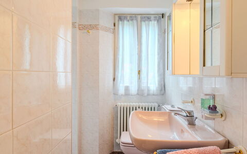 La Casetta di Lulù: Salle De Bains, Luminaire Plomberie, Mur, Lavabo, Sol, Design Intérieur, Sol, Évier, Robinet, Plomberie