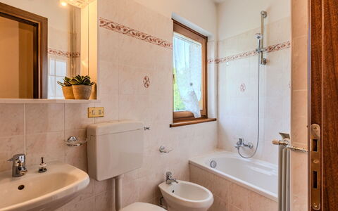Cascina Rossa: Salle De Bains, Luminaire Plomberie, Sol, Design Intérieur, Sol, Lavabo, Robinet, Évier, Plomberie, Toilette
