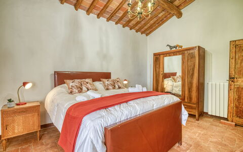 Villa the Horses: Lit, Meubles, Design Intérieur, Chambre, Mur, Sol, Drap De Lit, Literie, Sol, Bois