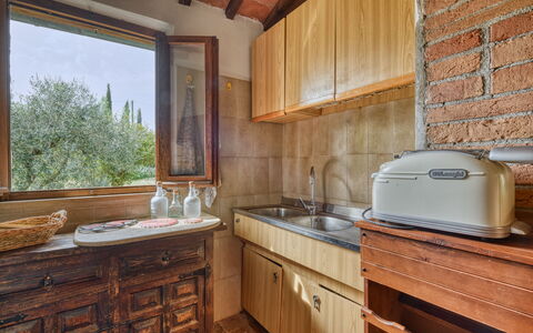 Villa the Horses: Bois, Cuisine, Comptoir, Luminaire Plomberie, Évier, Tache De Bois, Pièce, Plafond, Cabinetry, Robinet