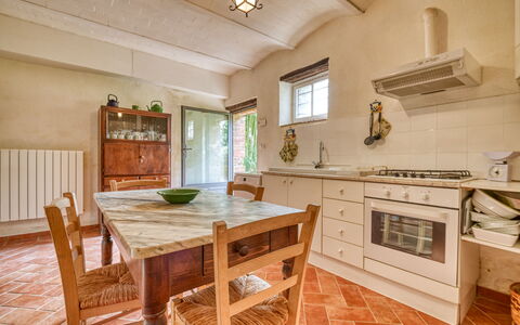 Villa the Horses: Sol, Meubles, Design Intérieur, Bois, Comptoir, Cuisine, Cabinetry, Sol, Plafond, Éclairage