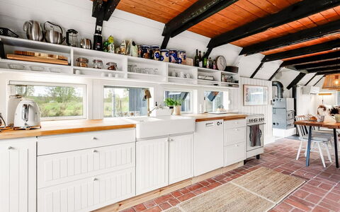 Arendine - 250M from the Sea: Cuisine, Comptoir, Meubles, Cabinetry, Design Intérieur, Sol, Appareil De Cuisine, Bois, Principaux Appliance, Plafond
