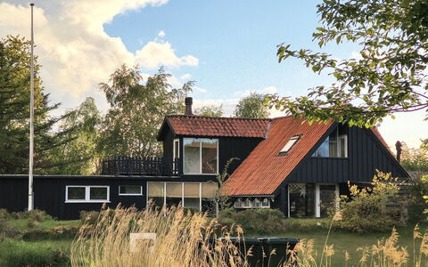 Arendine - 250M from the Sea: Herbe, Maison, Domicile, Toit, Chalet, Lot Terre, Zone Rurale, Ferme, Pelouse, Siding