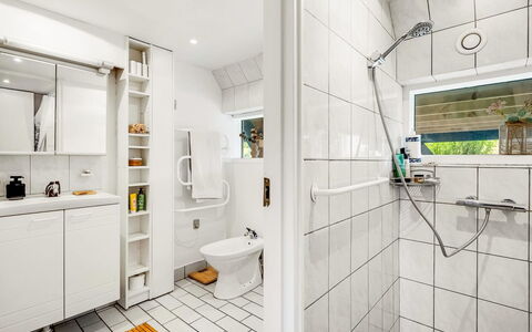 Arendine - 250M from the Sea: Sol, Design Intérieur, Luminaire Plomberie, Sol, Tuile, Plomberie, Salle De Bains, Robinet, Armoire De Toilette, Toilette