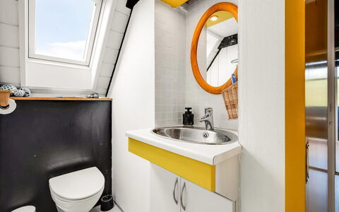 Arendine - 250M from the Sea: Sol, Luminaire Plomberie, Tuile, Plomberie, Salle De Bains, Toilette
