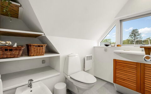 Arendine - 250M from the Sea: Sol, Luminaire Plomberie, Design Intérieur, Sol, Bois, Toilette, Salle De Bains, Évier, Armoire De Toilette, Robinet