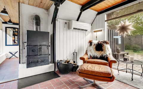 Arendine - 250M from the Sea: Bois, Meubles, Plafond, Salon, Chaise, Dur, Cabane En Rondins, Luminaire, Tache De Bois, Poêle À Bois