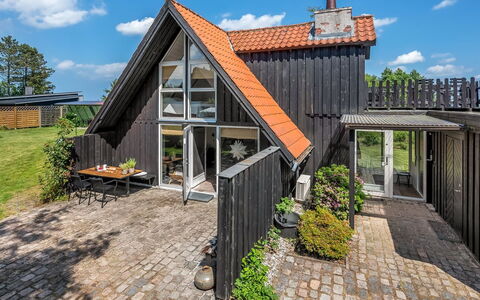 Arendine - 250M from the Sea: Bois, Toit, Architecture, Domicile, Chalet, Porte, Siding, Pente, Jardin, Biens