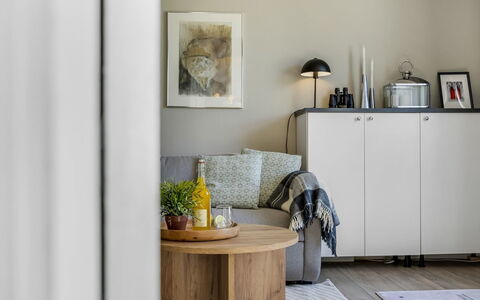 Siegfried - 5Km from the Sea: Meubles, Design Intérieur, Sol, Sol, Pièce, Domicile, Pot De Fleur, Éclairage, Salon, Table