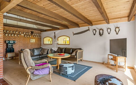Aika - 1.6Km to the Fjord: Meubles, Design Intérieur, Sol, Bois, Plafond, Sol, Pièce, Canapé, Éclairage, Salon