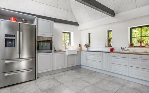 Aika - 1.6Km to the Fjord: Cuisine, Sol, Principaux Appliance, Bois, Sol, Appareil De Cuisine, Design Intérieur, Cabinetry, Comptoir, Électroménager