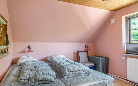 Aika - 1.6Km to the Fjord: Lit, Chambre, Meubles, Design Intérieur, Literie, Drap De Lit, Mur, Bois, Sol, Sol