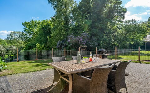 Aika - 1.6Km to the Fjord: Meubles, Arbuste, Table, Mobilier De Jardin, Lot Terre, Jardin, Tableau De Plein Air, Chaise, Ombre, Table Cuisine Et Salle A Manger