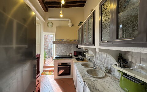 Alla Torre: Cuisine, Design Intérieur, Comptoir, Meubles, Sol, Appareil De Cuisine, Principaux Appliance, Bois, Plafond, Sol