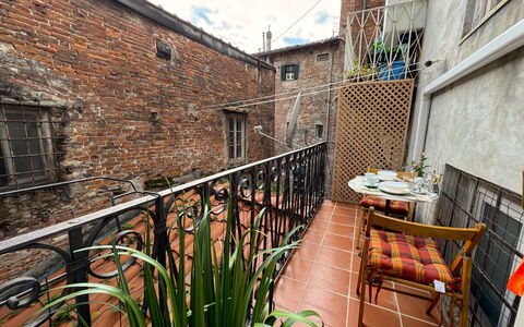 Alla Torre: Pot De Fleur, Brique, Le Fer, Balcon, Métal, Appartement, Plante D'Appartement, Brickwork, Balustrade, Chaise