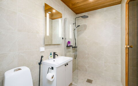 Saariselän Aavahelmi C: Sol, Mur, Luminaire Plomberie, Design Intérieur, Sol, Salle De Bains, Plafond, Robinet, Plomberie, Éclairage