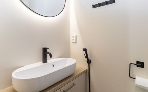 Saariselän Aavahelmi C: Mur, Design Intérieur, Luminaire Plomberie, Salle De Bains, Sol, Éclairage, Sol, Plomberie, Luminaire, Miroir