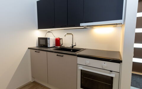 Lomapesä: Cuisine, Appareil De Cuisine, Comptoir, Principaux Appliance, Design Intérieur, Cabinetry, Evier, Sol, Cuisinière, Le Fourneau