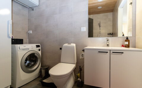 Lomapesä: Sol, Design Intérieur, Luminaire Plomberie, Mur, Siège De Toilette, Sol, Évier, Toilette, Salle De Bains, Armoire De Toilette