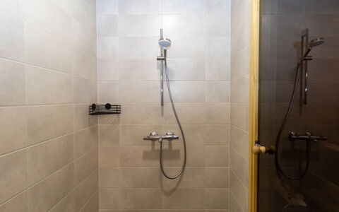 Lomapesä: Salle De Bains, Tete De Douche, Luminaire Plomberie, Sol, Douche, Bar De Douche, Plomberie, Sol, Panneau De Douche, Tuile