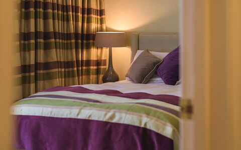 Babbacombe: Meubles, Design Intérieur, Mur, Chambre, Lit, Bois, Drap De Lit, Sol, Sol, Literie