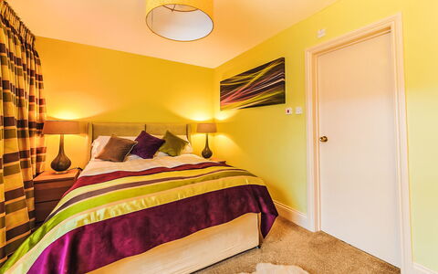 Babbacombe: Design Intérieur, Lit, Chambre, Meubles, Drap De Lit, Sol, Jaune, Literie, Bois, Sol