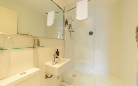 Babbacombe: Salle De Bains, Luminaire Plomberie, Mur, Design Intérieur, Sol, Sol, Lavabo, Robinet, Plomberie, Évier