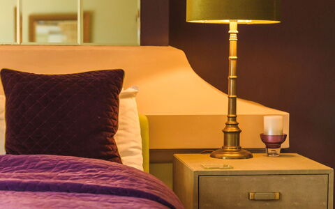 Torwood: Meubles, Design Intérieur, Mur, Lampshade, Chambre, Jaune, Lit, Éclairage, Lampe, Domicile