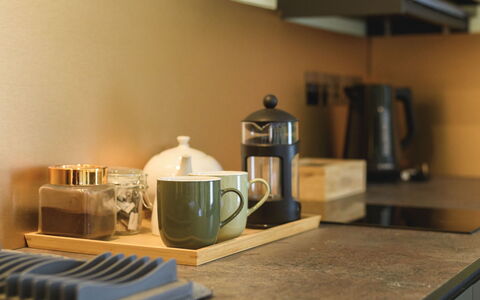 Warberries: Vaisselle, Comptoir, Serveware, Cuisine, Appareil De Cuisine, Cabinetry, Tache De Bois, Petit Appareil