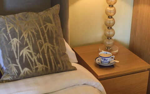 Warberries: Meubles, Design Intérieur, Textile, Linge, Chambre, Marron, Sol, Domicile, Lampshade, Coussin