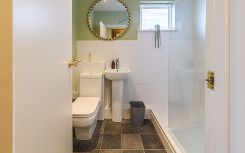 Wellswood: Salle De Bains, Siège De Toilette, Toilette, Luminaire Plomberie, Mur, Design Intérieur, Sol, Sol, Lavabo, Plomberie