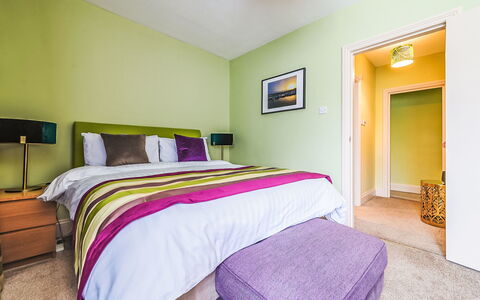 Wellswood: Design Intérieur, Mur, Meubles, Chambre, Lit, Sol, Sol, Drap De Lit, Plafond, Literie