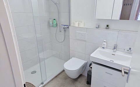 Auszeit in der Vierländerregion: Salle De Bains, Luminaire Plomberie, Lavabo, Design Intérieur, Toilette, Évier, Sol, Sol, Robinet, Plomberie