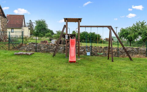 Happy Home: Toboggan, Équipement Extérieur Play, Lot Terre, Chute, Établissements Humains, Plaine, Terrain De Jeux, Jardin, Arrière-Cour, Pelouse