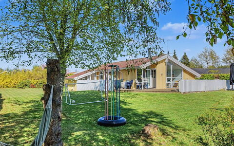 Sote - 330M from the Sea: Toit, Maison, Domicile, Chalet, Porte, Siding, Biens, Pelouse, Cour, Porche