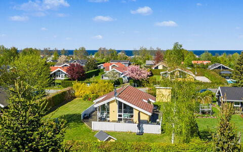 Sote - 330M from the Sea: Toit, Maison, Domicile, Chalet, Porte, Siding, Biens, Pelouse, Cour, Porche
