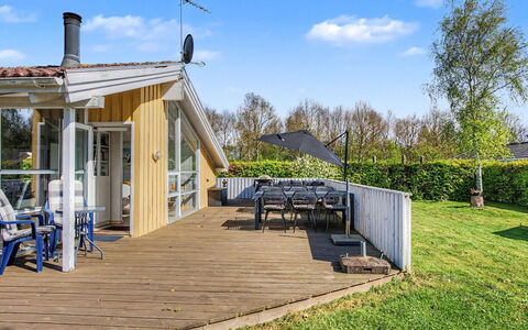 Sote - 330M from the Sea: Toit, Maison, Domicile, Chalet, Porte, Siding, Biens, Pelouse, Cour, Porche