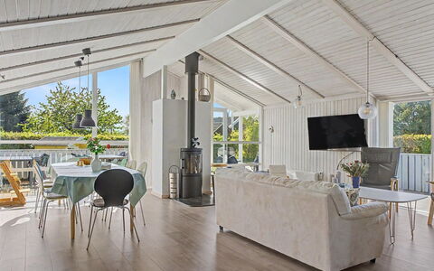 Sote - 330M from the Sea: Toit, Maison, Domicile, Chalet, Porte, Siding, Biens, Pelouse, Cour, Porche