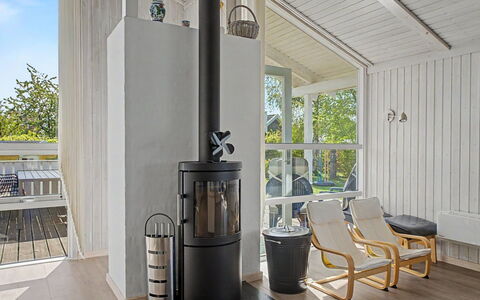 Sote - 330M from the Sea: Toit, Maison, Domicile, Chalet, Porte, Siding, Biens, Pelouse, Cour, Porche