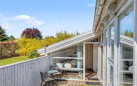 Sote - 330M from the Sea: Toit, Maison, Domicile, Chalet, Porte, Siding, Biens, Pelouse, Cour, Porche