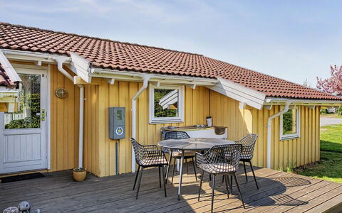 Sote - 330M from the Sea: Toit, Maison, Domicile, Chalet, Porte, Siding, Biens, Pelouse, Cour, Porche
