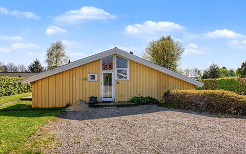 Sote - 330M from the Sea: Toit, Maison, Domicile, Chalet, Porte, Siding, Biens, Pelouse, Cour, Porche
