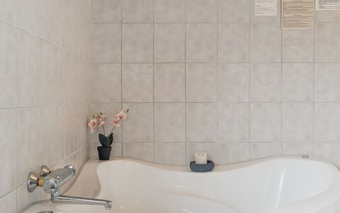 Therkil - 50M from the Sea: Salle De Bains, Luminaire Plomberie, Mur, Design Intérieur, Baignoire, Sol, Robinet, Sol, Plomberie, Tuile