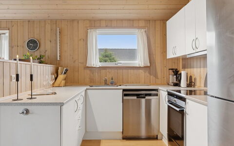 Loki - 200M from the Sea: Cuisine, Bois, Sol, Appareil De Cuisine, Comptoir, Design Intérieur, Principaux Appliance, Plafond, Sol, Cabinetry