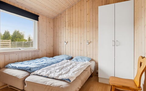 Loki - 200M from the Sea: Bois, Chambre, Plafond, Sol, Tache De Bois, Dur, Lit, Planche, Pièce, Literie
