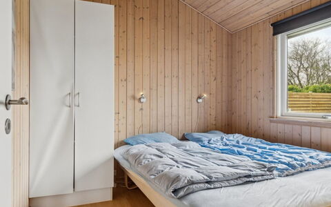 Loki - 200M from the Sea: Bois, Chambre, Design Intérieur, Sol, Plafond, Sol, Lit, Pièce, Meubles, Drap De Lit